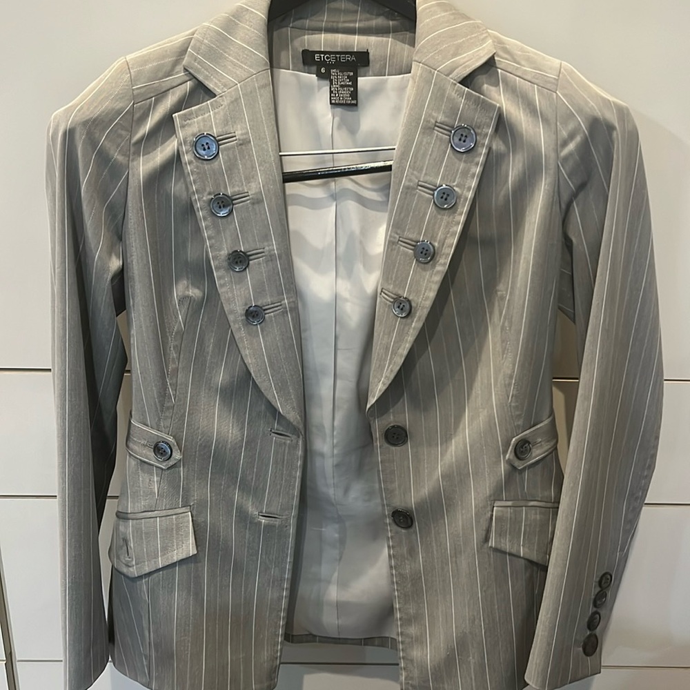 Gorgeous detailed blazer.